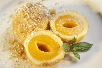 Aprikosen werden in Österreich Marillen genannt und schmecken im Kartoffelteig besonders lecker.