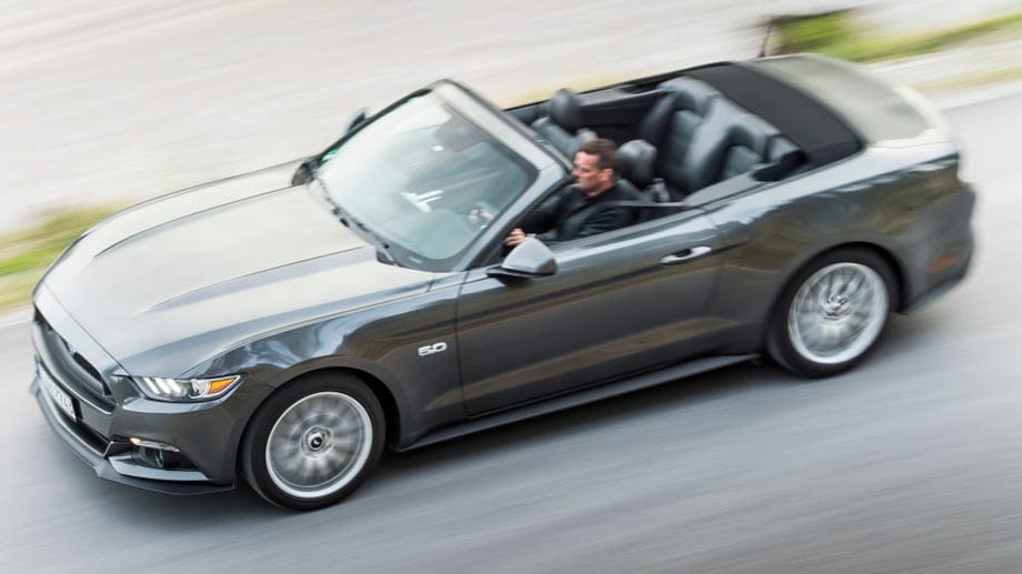 Der Basispreis für das Ford Mustang 2.3 Cabrio mit dem 314 PS starken Turbo-Vierzylinder liegt bei fairen 39.000 Euro.