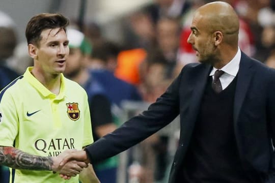 Bayern-Trainer Pep Guardiola (re.) lobt Superstar Lionel Messi (li.) in höchsten Tönen.