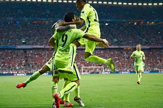 Lionel Messi (hinten), Luis Suarez und Neymar (re.) bejubeln einen der zwei Treffer für Barcelona in München.