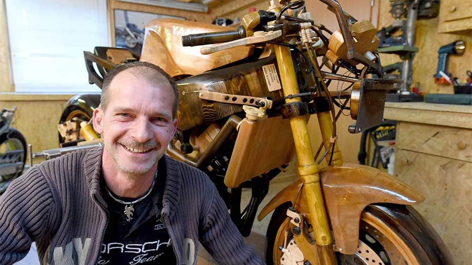Im Wohnzimmer stehen soll das Holzmotorrad nun aber doch nicht: "Ich will, dass andere es sehen", sagt Andre Schlosser. Vielleicht steht es bald in einem Motorradmuseum.