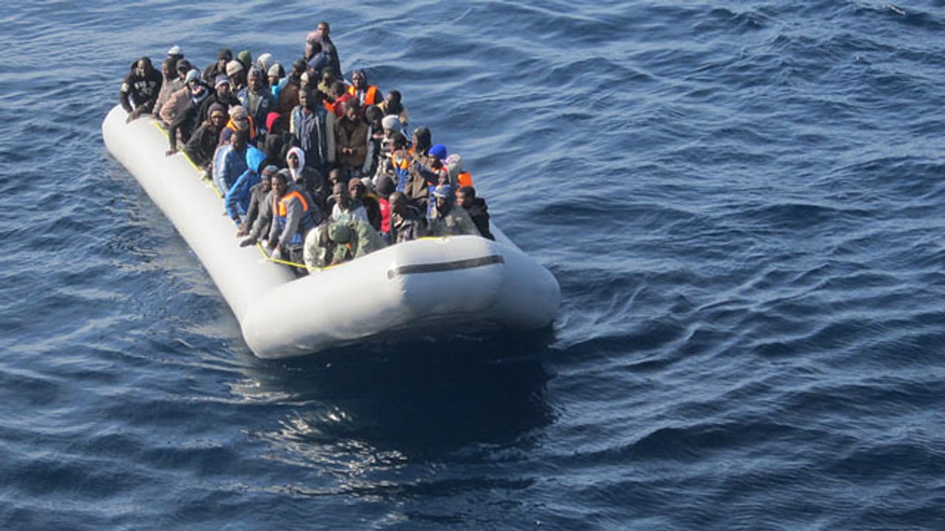 Vollbesetztes Flüchtlingsboot auf dem Mittelmeer - die britische Regierung würde die Menschen einfach zurückschicken.