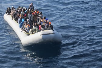 Vollbesetztes Flüchtlingsboot auf dem Mittelmeer - die britische Regierung würde die Menschen einfach zurückschicken.