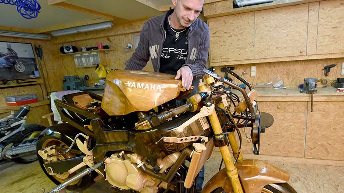 Andre Schlosser an seiner von Hand gefertigten Holz-Yamaha.