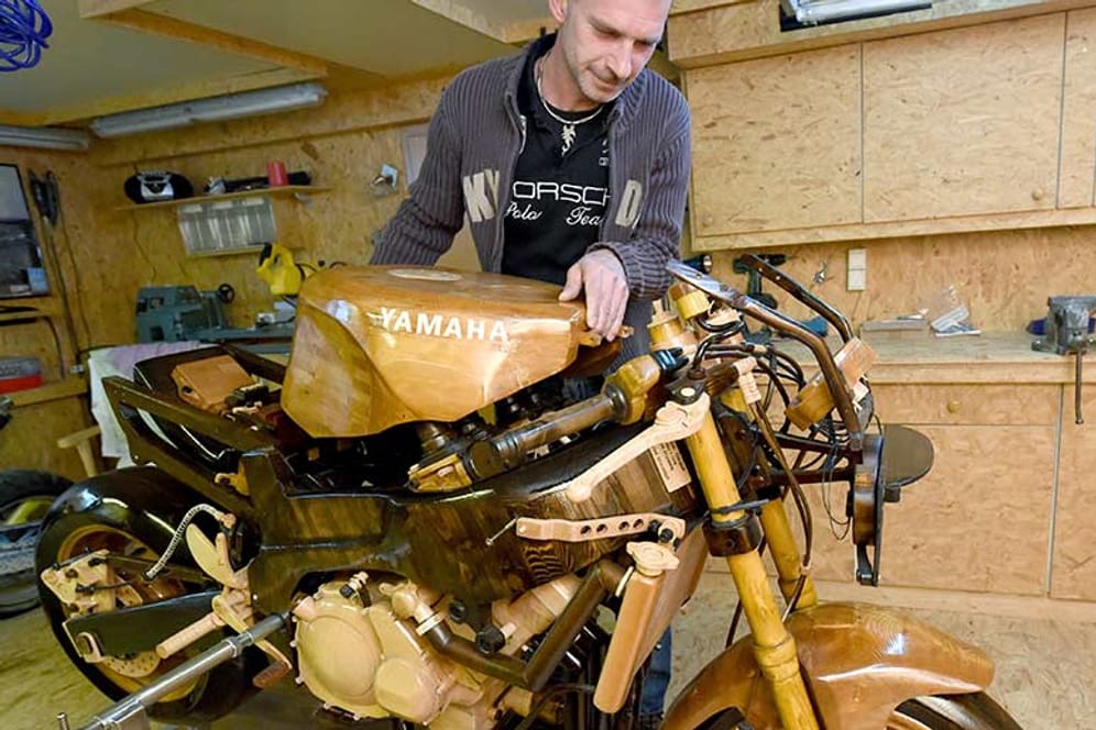 Andre Schlosser an seiner von Hand gefertigten Holz-Yamaha.