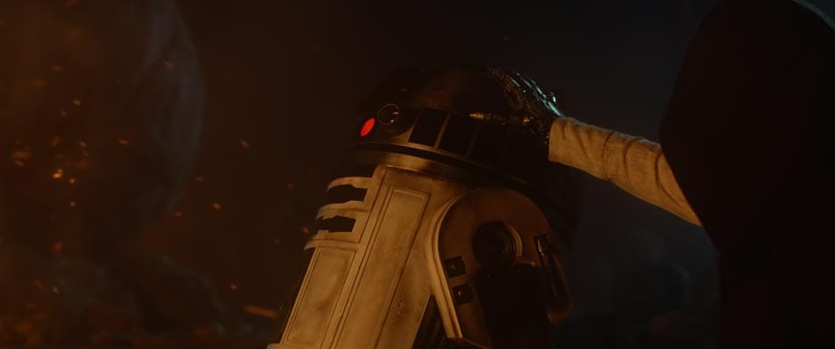 R2-D2 ist selbstverständlich auch wieder mit an Bord. Der Arm mit der mechanischen Hand auf diesem Szenenfoto aus dem Trailer dürfte wohl Luke Skywalker (Mark Hamill) gehören.