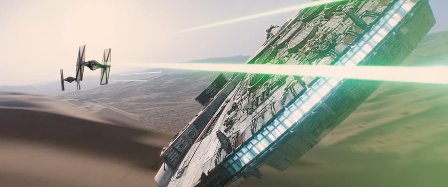 Han Solos "Millennium Falke" wird von zwei TIE-Fightern attackiert.