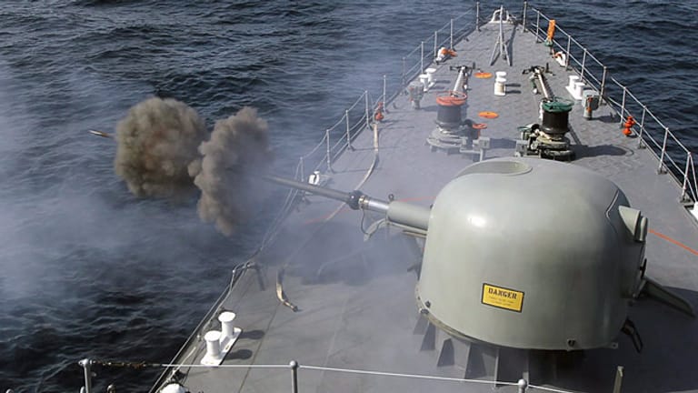 Marineschiffe der iranischen Revolutionsgarden haben Warnschüsse über einen in Singapur registrierten Frachter im Persischen Golf abgefeuert.