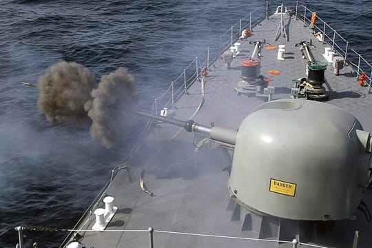 Marineschiffe der iranischen Revolutionsgarden haben Warnschüsse über einen in Singapur registrierten Frachter im Persischen Golf abgefeuert.