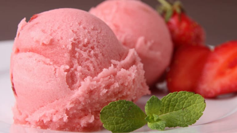 Sorbet mit Erdbeeren eignet sich perfekt als Nachtisch oder als Snack an heißen Tagen.