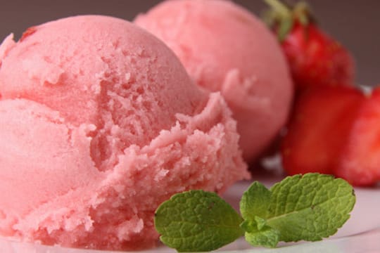 Sorbet mit Erdbeeren eignet sich perfekt als Nachtisch oder als Snack an heißen Tagen.