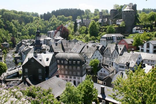 Monschau ist ein beschauliches mittelalterliches Städtchen - viele der alten Häuser stehen heute unter Denkmalschutz.