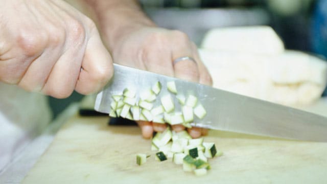 Für das Gurken-Relish sollten Sie die Gurke in kleine Würfel schneiden.