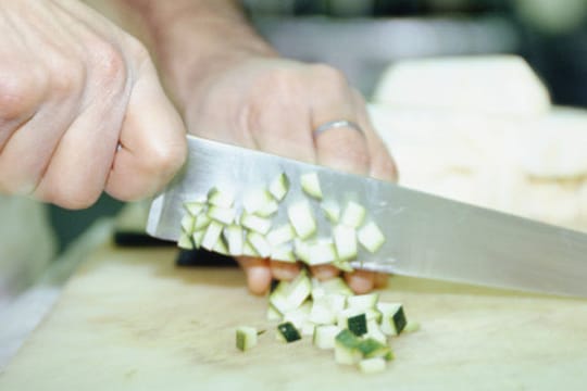 Für das Gurken-Relish sollten Sie die Gurke in kleine Würfel schneiden.