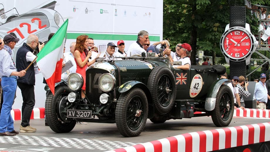 Bei dem "beeindruckensten rollenden Museum der Welt", wie die Mille Miglia gern genannt wird, sind natürlich auch zahlreiche Bentley's am Start und erwecken viel Aufmerksamkeit bei den Tausenden von Oldtimer- und Motorsportfans, die vor allem auf den Straßen und Plätzen der Städte auf den Corso warten.
