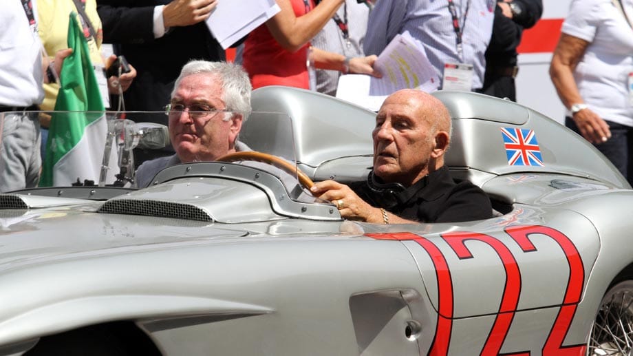 Dies ließ sich die Motorsport-Legende Stirling Moss nicht nehmen - der Brite, der einst selbst die legendären "Tausend Meilen" von Brescia nach Rom und zurück gewonnen hat, rollte in diesem Jahr als Erster auf die Startrampe und eröffnete den Wettbewerb.