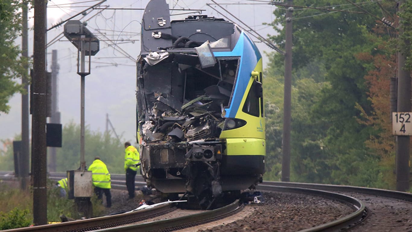 Die total zerstörte Westfalenbahn nach ihrem Zusammenstoß mit einem Gülletransporter.