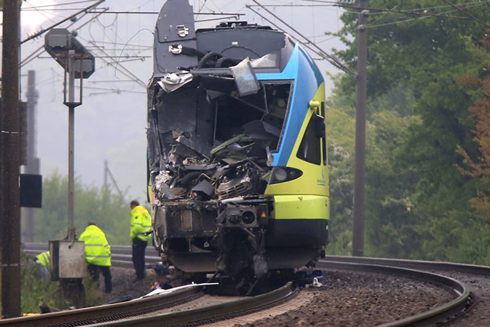 Die total zerstörte Westfalenbahn nach ihrem Zusammenstoß mit einem Gülletransporter.