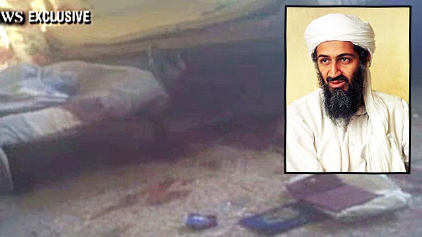 US-Navy-Seals töteten Al-Kaida-Chef Osama bin Laden am 2. Mai 2011 in seinem Versteck im pakistanischen Abbottabad: Das Bild im Hintergrund zeigt zerwühlte Decken und Blutflecken im Schlafzimmer des Terrorchefs.