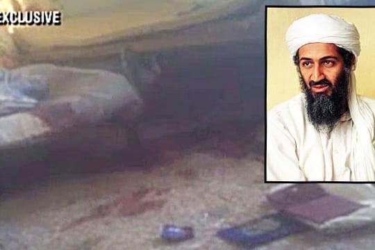 US-Navy-Seals töteten Al-Kaida-Chef Osama bin Laden am 2. Mai 2011 in seinem Versteck im pakistanischen Abbottabad: Das Bild im Hintergrund zeigt zerwühlte Decken und Blutflecken im Schlafzimmer des Terrorchefs.