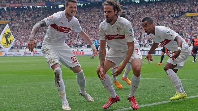 Affentanz zum Sieg: Daniel Ginczek (li.), Martin Harnik (Mitte) und Daniel Didavi reagieren auf die Kritik ihres Trainers. Affentanz zum Sieg: Daniel Ginczek (li.), Martin Harnik (Mitte) und Daniel Didavi reagieren auf die Kritik ihres Trainers.