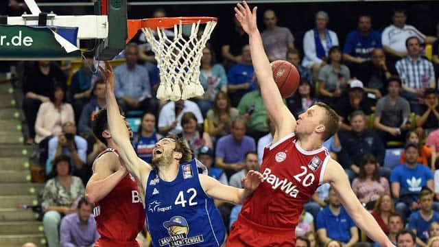 Dusko Savanovic (re.) und die Basketballer des FC Bayern schalten die Frankfurt Skyliners um Aaron Doornekamp in vier Spielen aus.