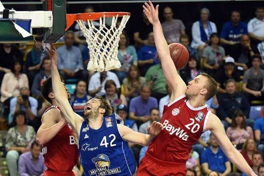 Dusko Savanovic (re.) und die Basketballer des FC Bayern schalten die Frankfurt Skyliners um Aaron Doornekamp in vier Spielen aus.