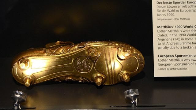 Das war einmal: Der WM-Schuh von Lothar Matthäus im Bayern-Museum. Das war einmal: Der WM-Schuh von Lothar Matthäus im Bayern-Museum.