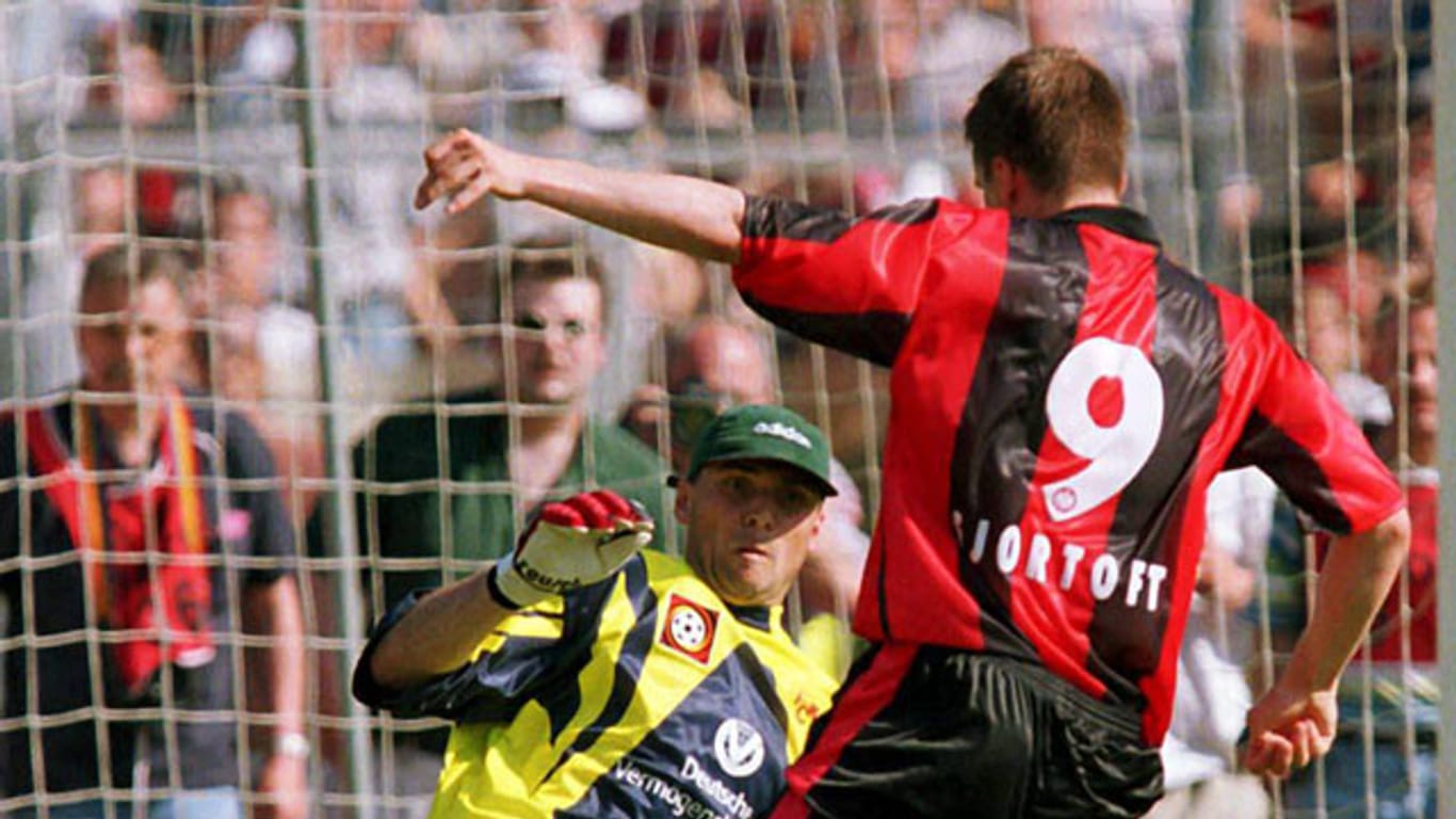 Jan-Aage Fjörtoft macht sich unsterblich: Sein Treffer zum 5:1 bedeutete den Klassenerhalt für Eintracht Frankfurt.