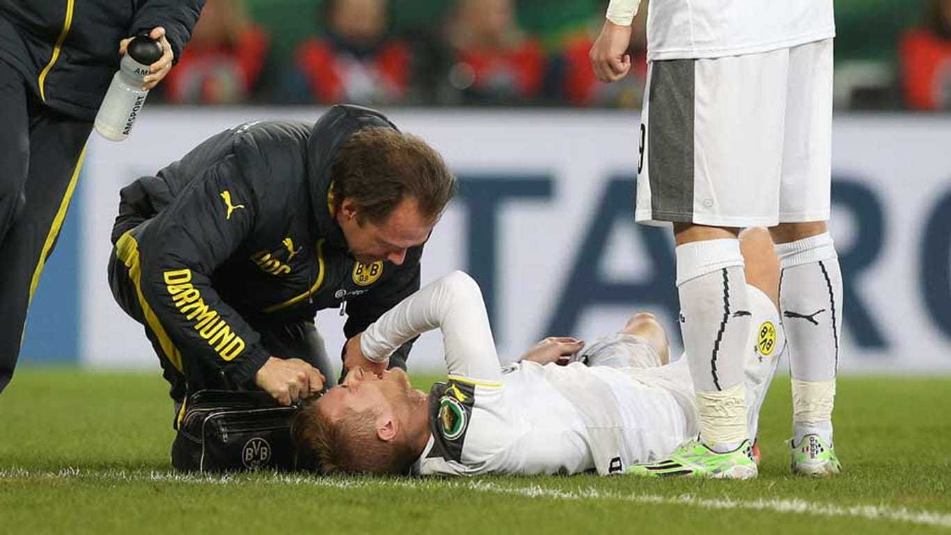 Schmerzhaft: Marco Reus musste nach der Aktion von Dennis Erdmann ausgewechselt werden.