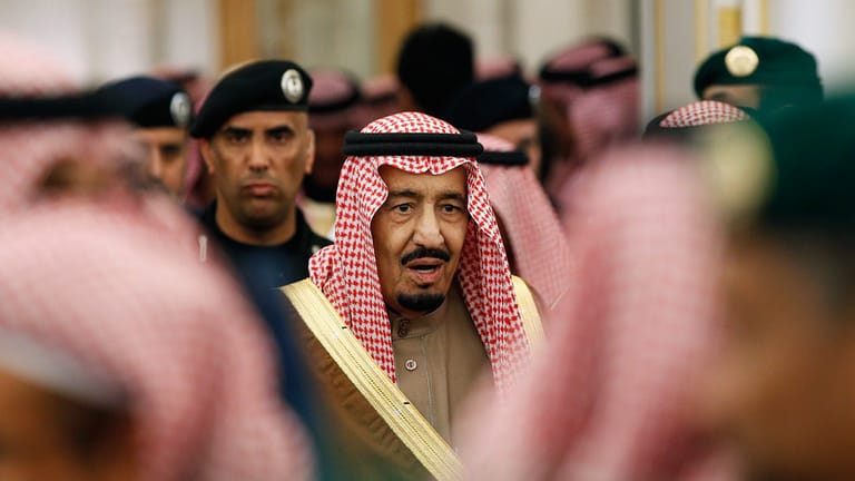 Der saudische König Salman mit Leibwächtern.