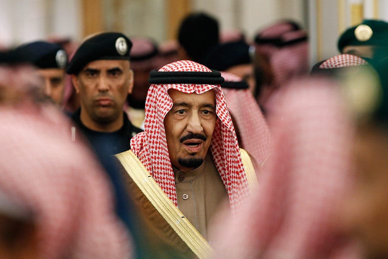 Der saudische König Salman mit Leibwächtern.