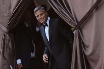 Filmstar George Clooney trug als junger Mann wilde Locken und lange Koteletten.