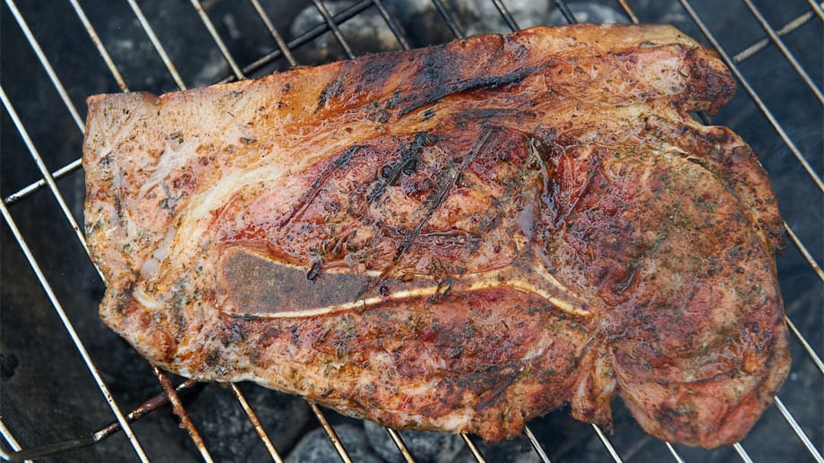 Das schmeckt: Das Holzfällersteak vom Angler Sattelschwein hat eine marmorierte Struktur. Das Fett aus den feinen Adern zieht beim Braten oder Grillen ins Fleisch. Das gibt ihm Aroma und Saftigkeit.