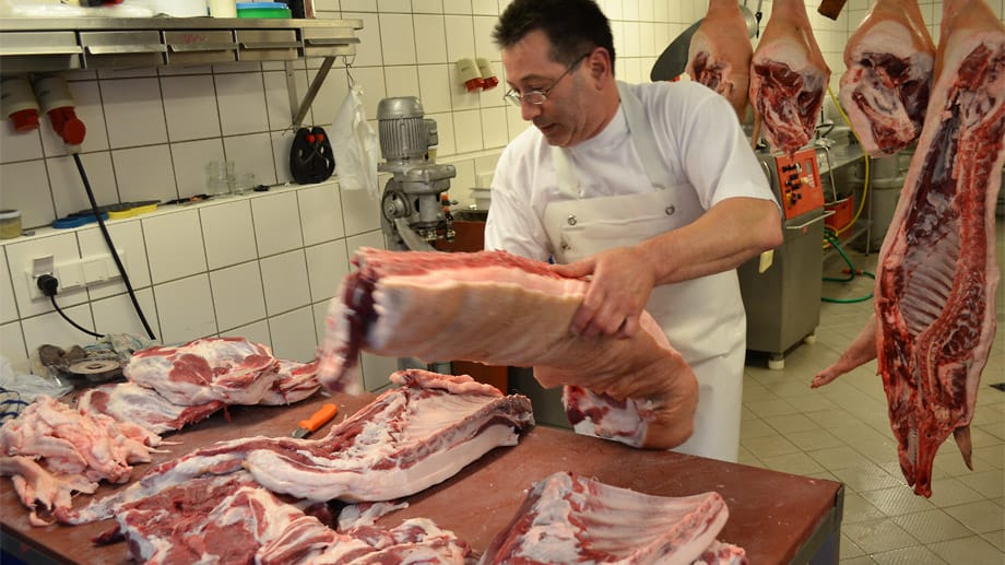 Die Mangalitza von Thomas Elstes Gründenhof entwickeln viel mehr Fett als die Turboschweine in der Massenzucht. Ihr Fleisch ist deutlich dunkler und aromatischer.