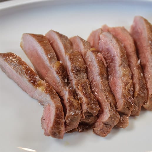 Dieses Schweinefleisch lieben auch Sterneköche: In dieser "Bellota"-Qualität sind die freilebenden Ibérico-Schweine zu 30 bis 40 Prozent mit Eicheln gefüttert worden, dazu mit Gras und Kräutern. Der Geschmack dieses saftigen Fleischs erinnert an Rind, ist sehr saftig, zart und strukturiert.