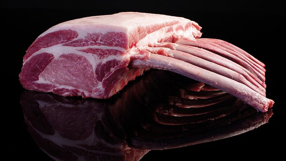 Schweinecarré vom Livar ist aufgrund der feinen Marmorierung des dunklen Fleisches eine echte Delikatesse.