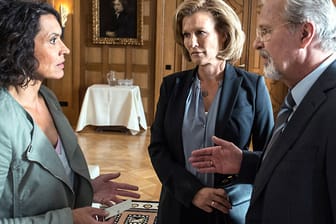 Lena Odenthal (Ulrike Folkerts) und das Ehepaar Sattler (Suzanne von Borsody, Peter Sattmann) in "Tatort: Roomservice".