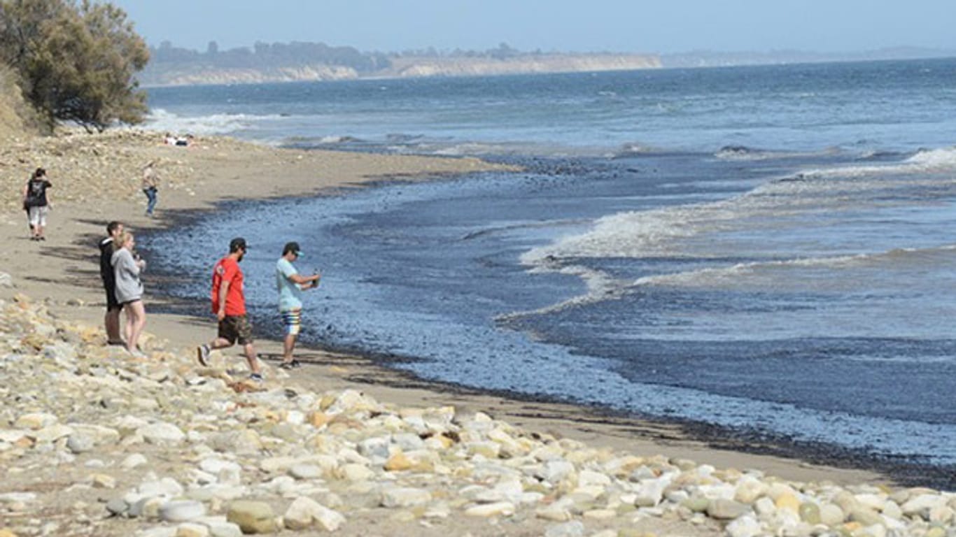 In der Nähe Santa Barbaras verschmutzt ein riesiger Ölteppich die Küste.