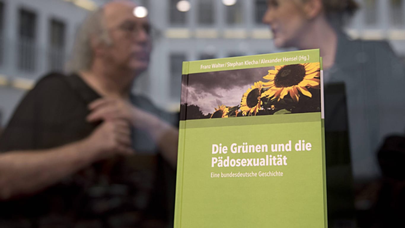 Die Berliner Grünen stellen ihren Pädophilie-Bericht vor.