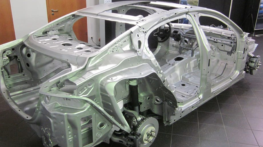 Dank einer Hybrid-Karosserie, die vorwiegend aus steifem Aluminium besteht, wiegt der Jaguar XE nur rund 1,5 Tonnen.