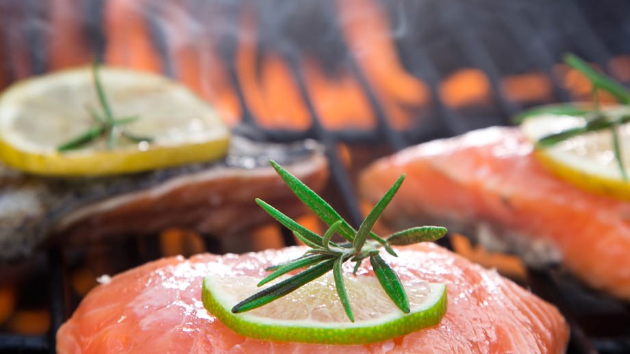 Mit diesen Ratschlägen gelingt auch Lachs auf dem Grill.