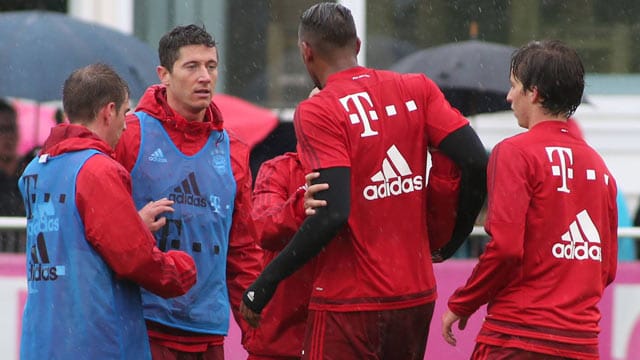 Die Bayern-Profis Robert Lewandowski (2. v. li.) und Jerome Boateng (Mitte) geraten im Training aneinander. Die Bayern-Profis Robert Lewandowski (2. v. li.) und Jerome Boateng (Mitte) geraten im Training aneinander.