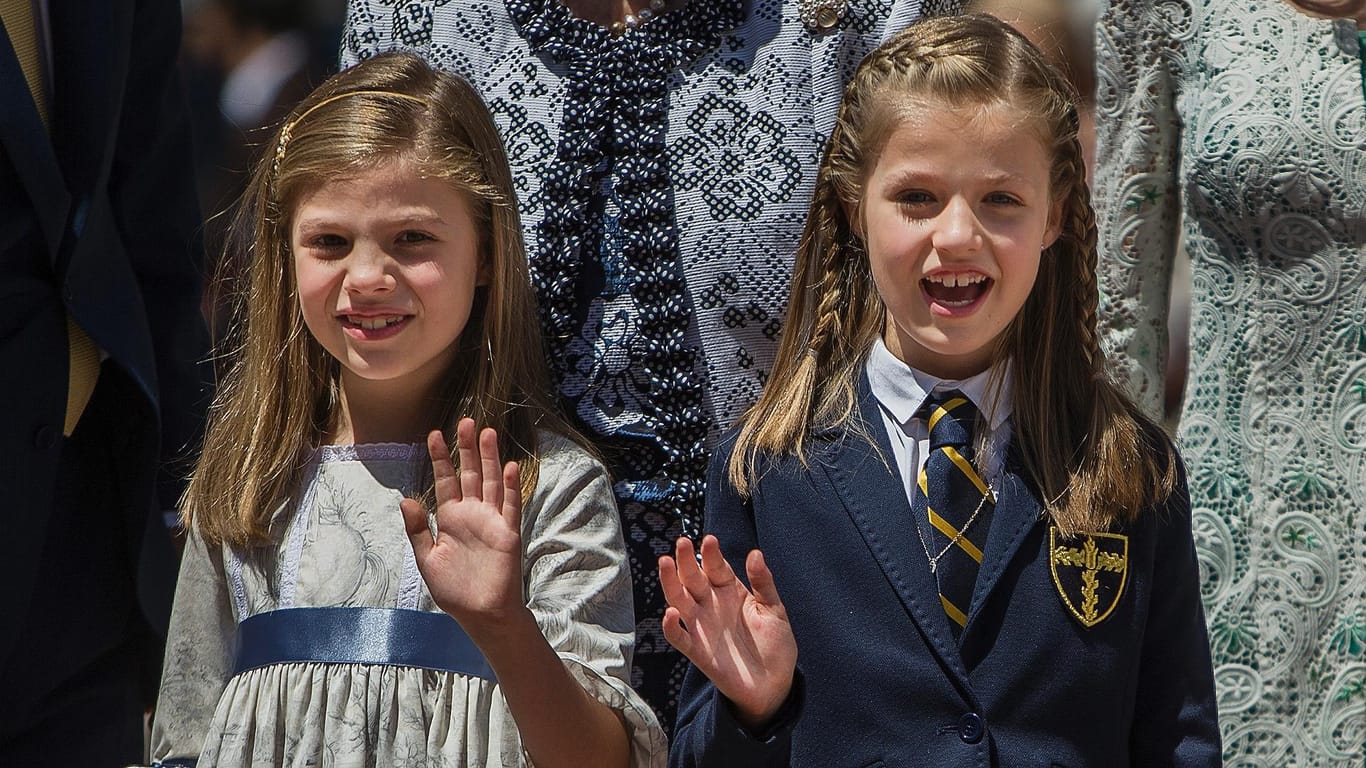 Kronprinzessin Leonor von Spanien (rechts) hat ihre Erstkommunion gefeiert. Ihre kleine Schwester Sofia freut sich mit der Neunjährigen.