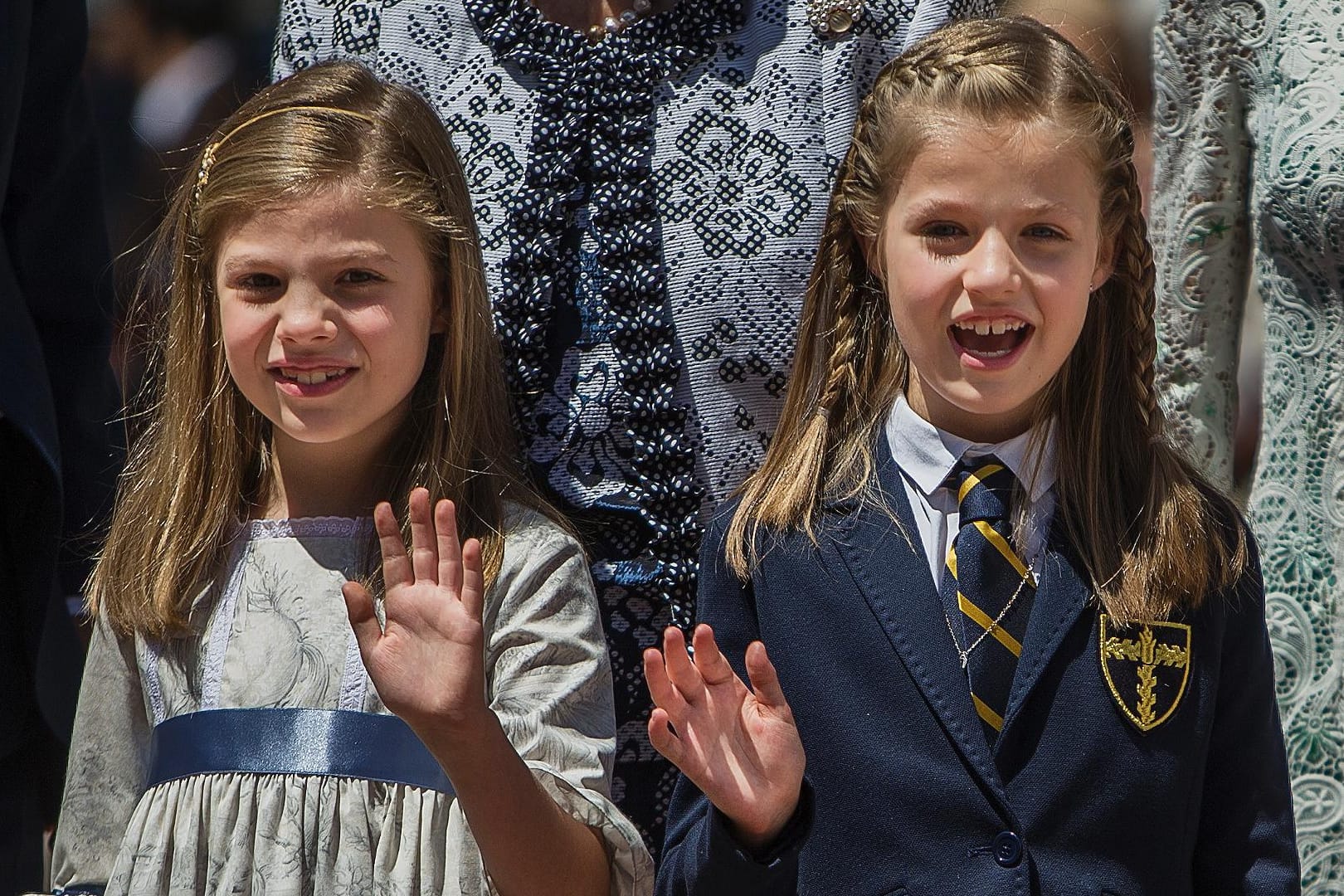 Kronprinzessin Leonor von Spanien (rechts) hat ihre Erstkommunion gefeiert. Ihre kleine Schwester Sofia freut sich mit der Neunjährigen.