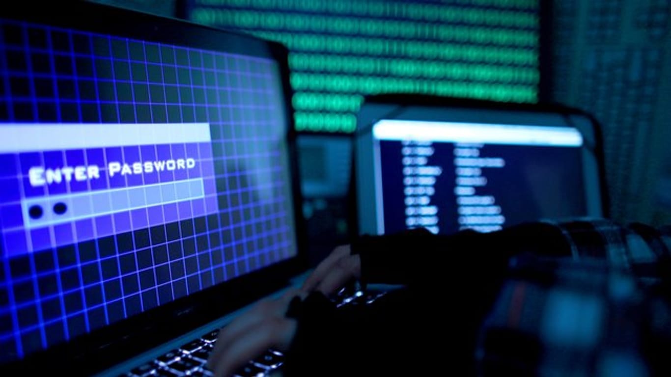 Jetzt soll geprüft werden, ob auch Computer der Kanzlerin von der Cyber-Attacke betroffen waren.