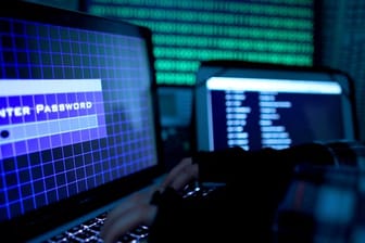 Jetzt soll geprüft werden, ob auch Computer der Kanzlerin von der Cyber-Attacke betroffen waren.