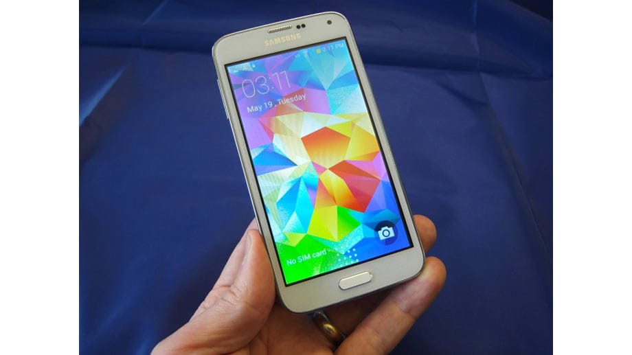 Gefälschtes Samsung Galaxy S5: Von außen ist der dreiste Klon nicht vom Original zu unterscheiden.