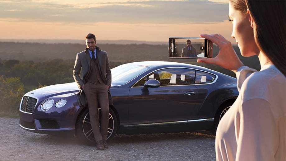 Das "Vertu for Bentley" kostet mindestens 12.500 Euro. Dafür hat es eine 13-Megapixel-Kamera mit Autofokus, Lautsprecher mit Dolby Digital Kompass und GPS an Bord. Außerdem dabei: "Qi", ein System zum drahtlosen Aufladen des Akkus.
