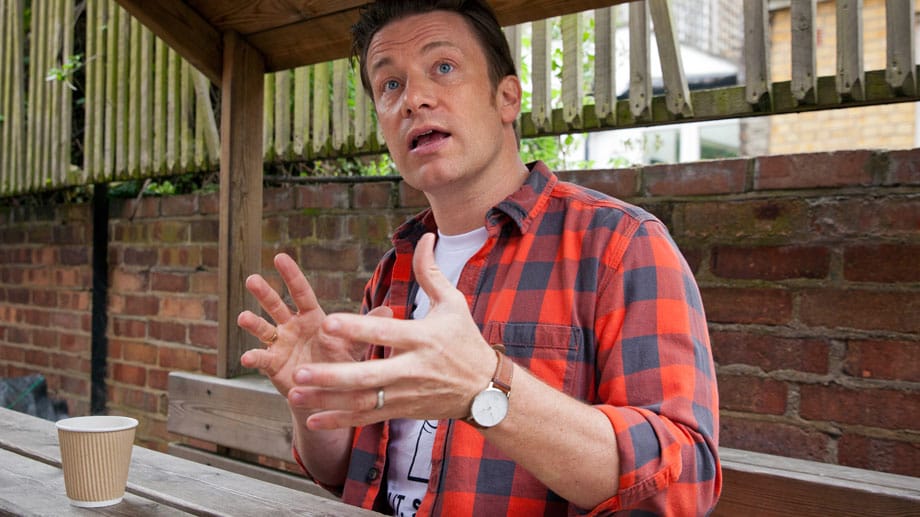 Eigentlich hat Jamie Oliver beruflich so ziemlich alles erreicht: Er ist als Koch zum Star und reichen Mann geworden. Doch der Brite hat eine Mission: Die Welt soll sich besser ernähren. "Ich höre nie auf", sagt er und nimmt in Kauf, dass er mit der Botschaft auch nervt. Am 27. Mai 2015 wird Jamie Oliver 40 Jahre alt.